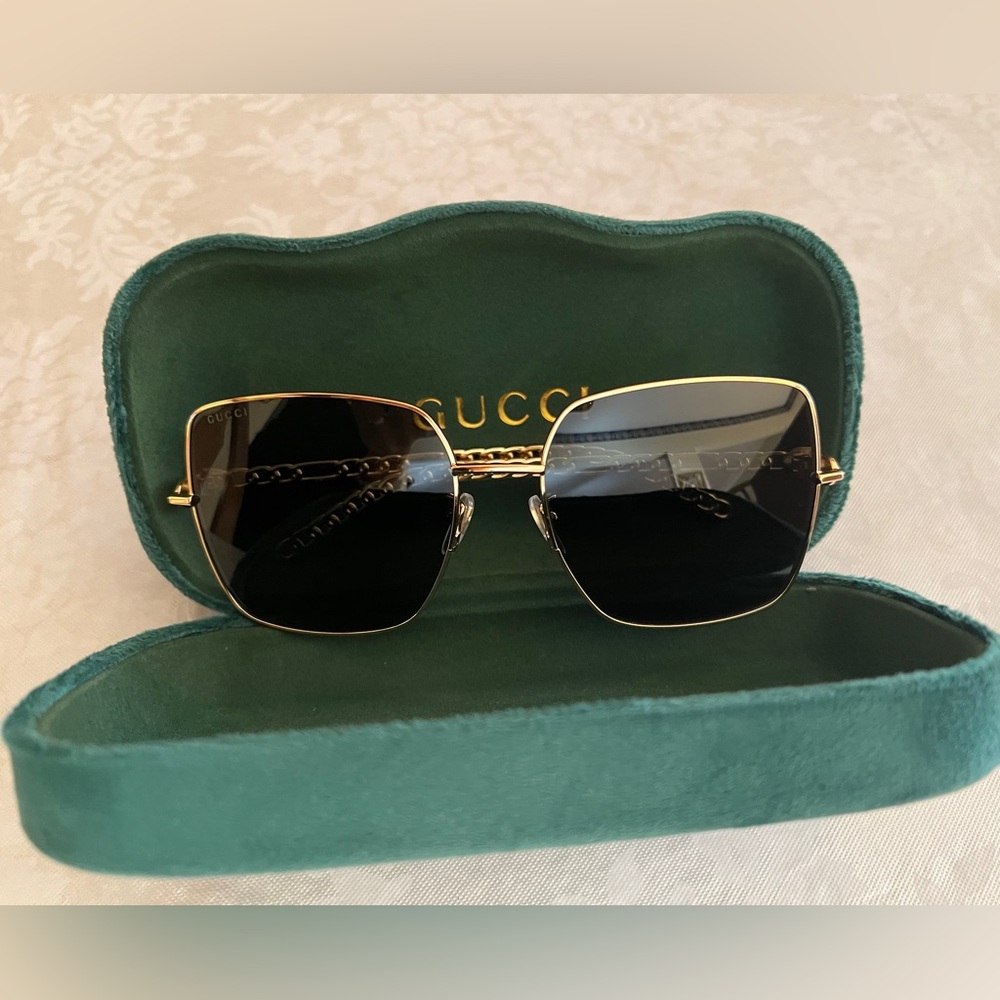 Gucci Women's Sunglasses with Gold Frame and Black Lenses
